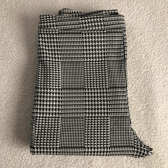 NOT FOR SALE RIGHT NOW! 
Black & White Patterned Skinny Pants. F21 Sz Lg - Picture 6 of 8